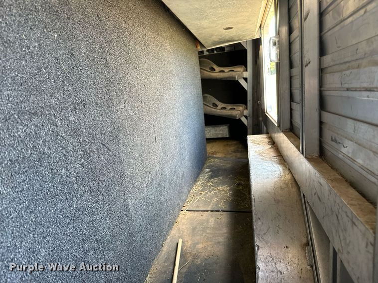 image for item NQ9423 2010 Universal Trailer ES-8410  horse trailer