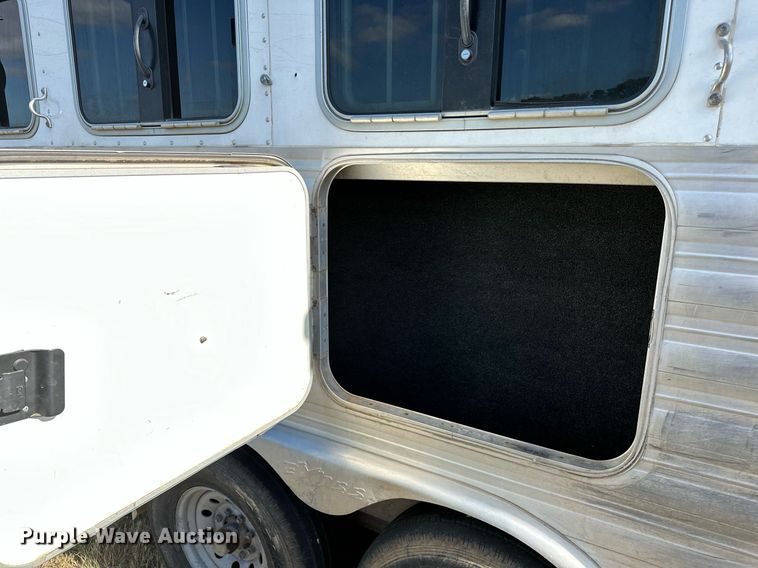 image for item NQ9423 2010 Universal Trailer ES-8410  horse trailer