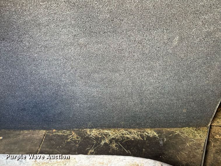 image for item NQ9423 2010 Universal Trailer ES-8410  horse trailer