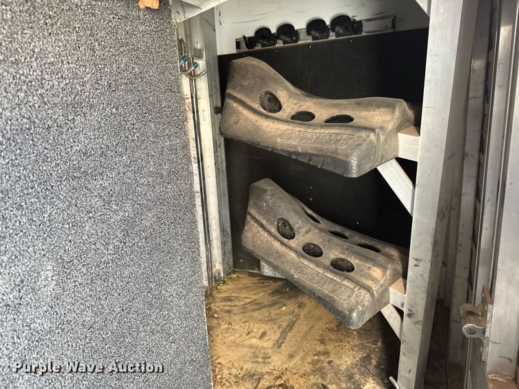 image for item NQ9423 2010 Universal Trailer ES-8410  horse trailer