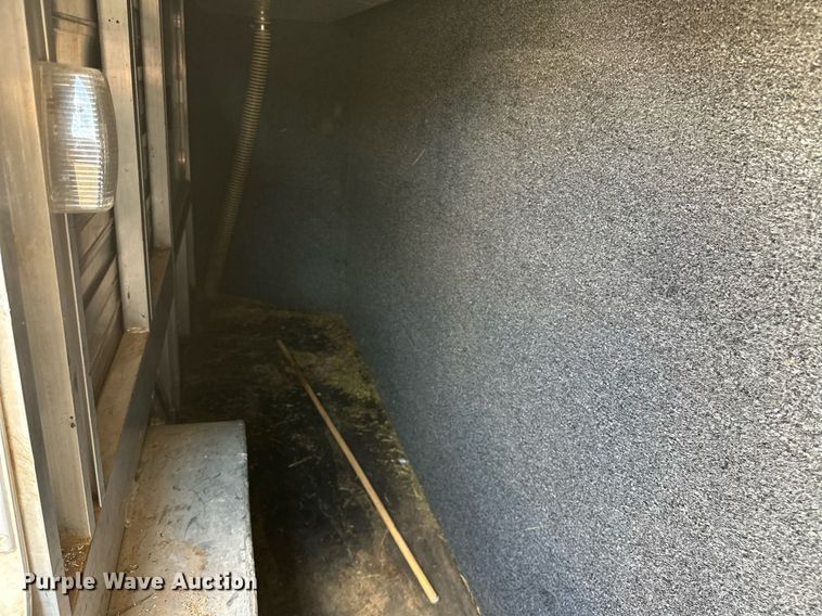 image for item NQ9423 2010 Universal Trailer ES-8410  horse trailer