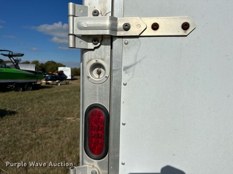 image for item NQ9423 2010 Universal Trailer ES-8410  horse trailer