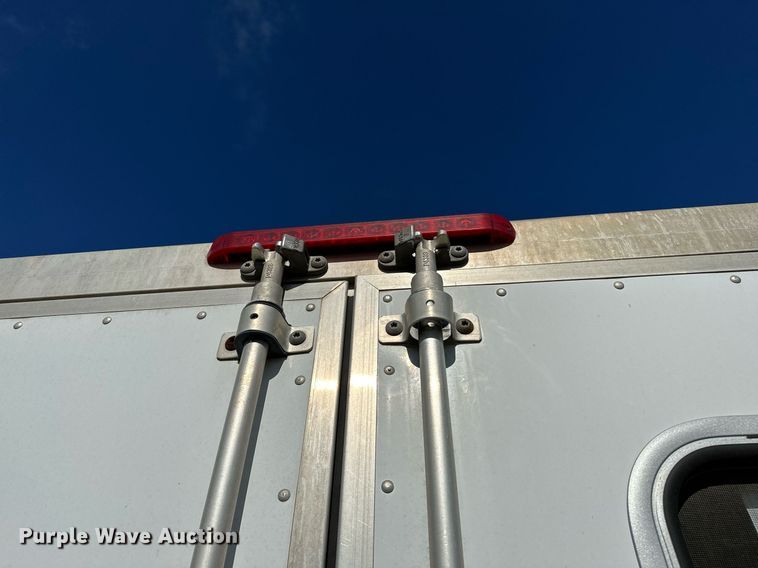 image for item NQ9423 2010 Universal Trailer ES-8410  horse trailer