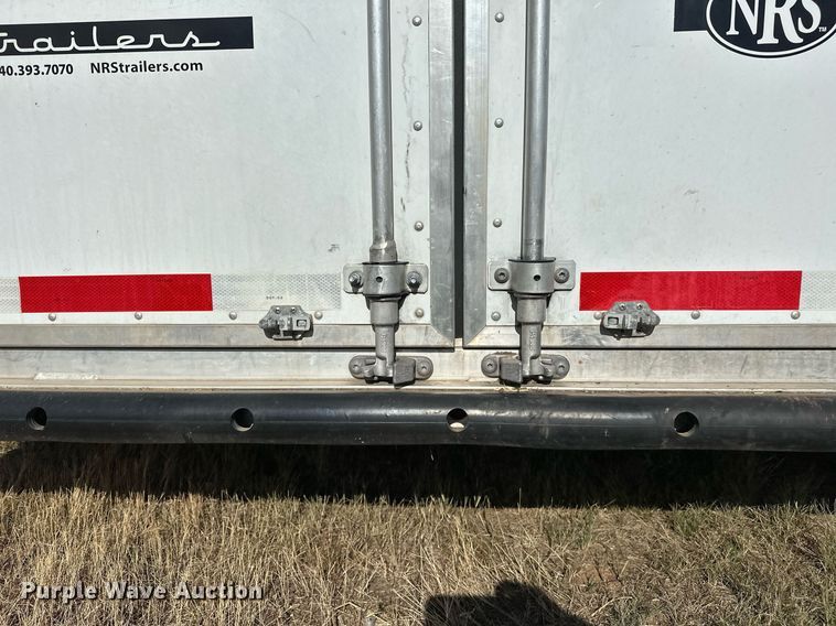 image for item NQ9423 2010 Universal Trailer ES-8410  horse trailer