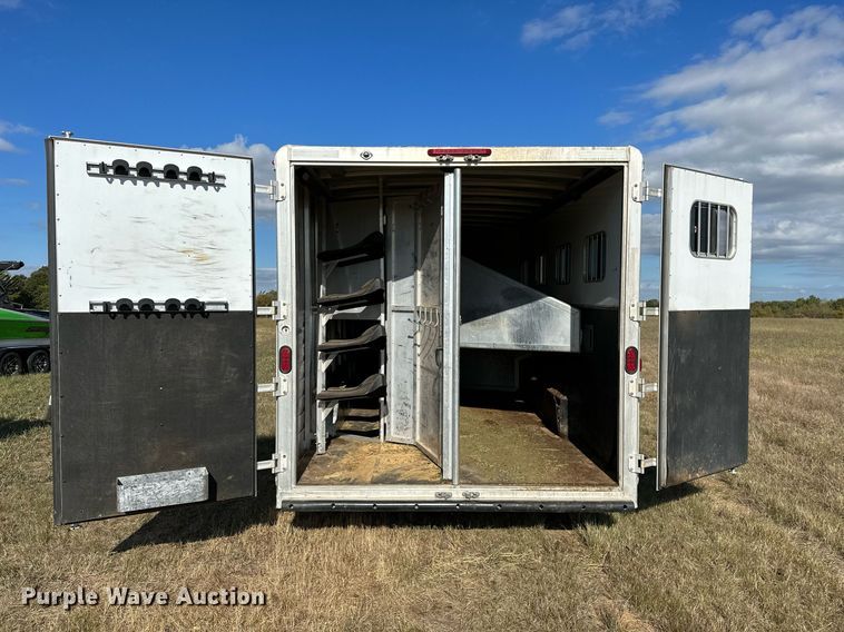 image for item NQ9423 2010 Universal Trailer ES-8410  horse trailer