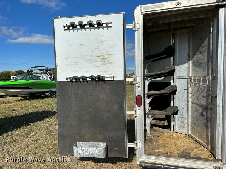 image for item NQ9423 2010 Universal Trailer ES-8410  horse trailer