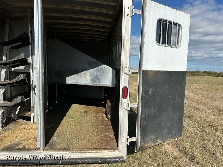 image for item NQ9423 2010 Universal Trailer ES-8410  horse trailer
