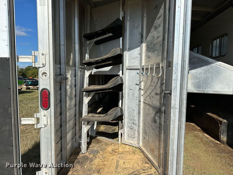 image for item NQ9423 2010 Universal Trailer ES-8410  horse trailer