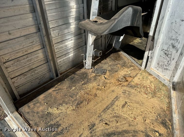 image for item NQ9423 2010 Universal Trailer ES-8410  horse trailer