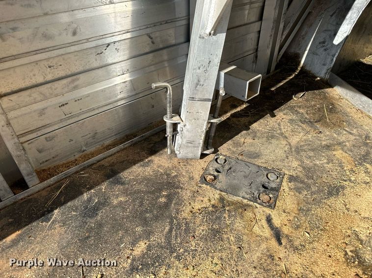 image for item NQ9423 2010 Universal Trailer ES-8410  horse trailer