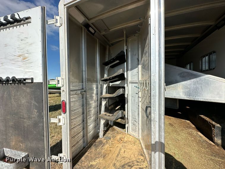 image for item NQ9423 2010 Universal Trailer ES-8410  horse trailer