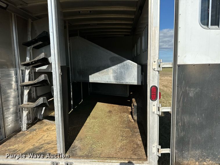 image for item NQ9423 2010 Universal Trailer ES-8410  horse trailer