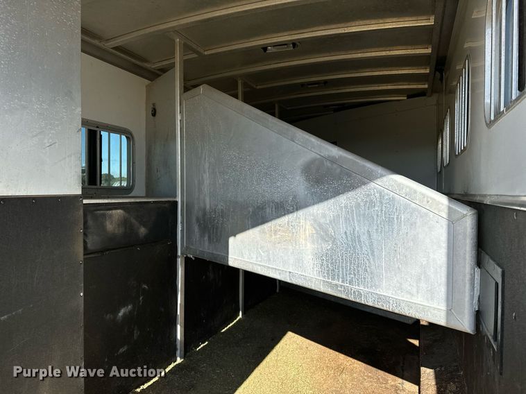 image for item NQ9423 2010 Universal Trailer ES-8410  horse trailer