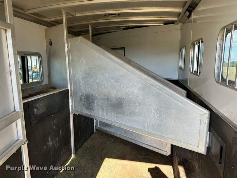 image for item NQ9423 2010 Universal Trailer ES-8410  horse trailer