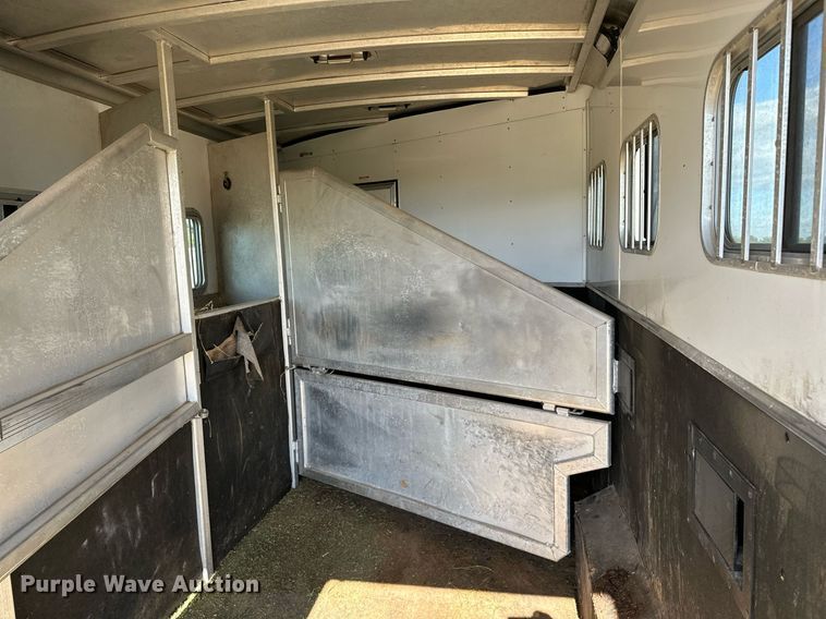 image for item NQ9423 2010 Universal Trailer ES-8410  horse trailer