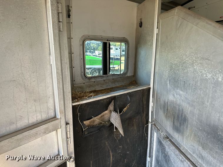 image for item NQ9423 2010 Universal Trailer ES-8410  horse trailer