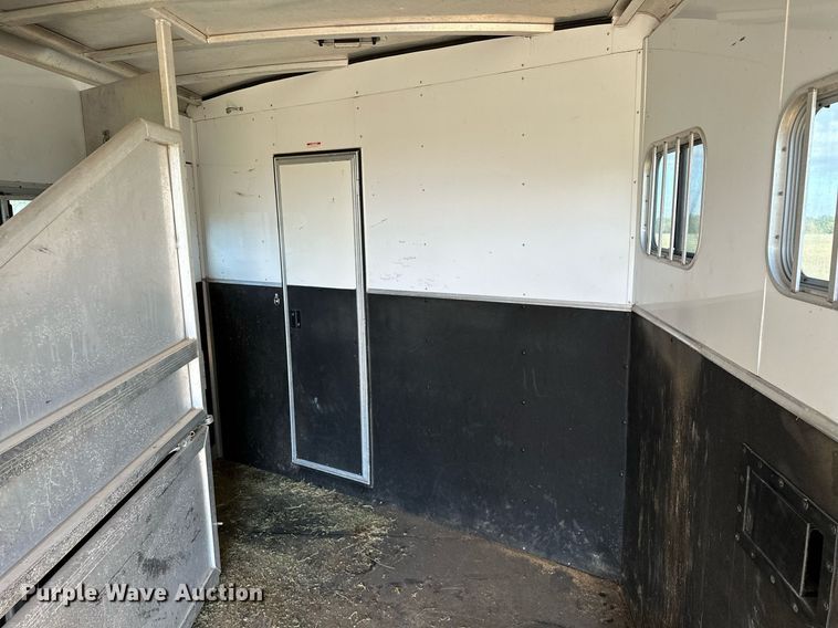 image for item NQ9423 2010 Universal Trailer ES-8410  horse trailer