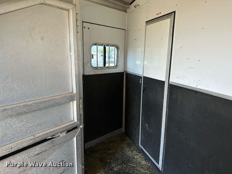 image for item NQ9423 2010 Universal Trailer ES-8410  horse trailer