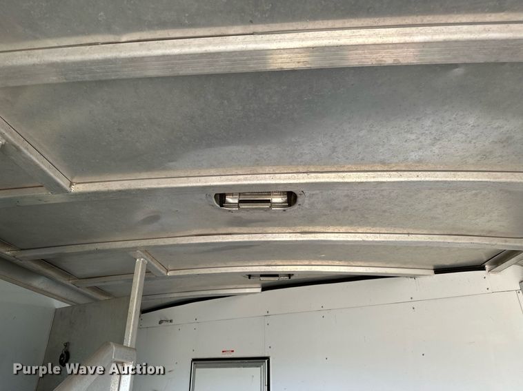 image for item NQ9423 2010 Universal Trailer ES-8410  horse trailer