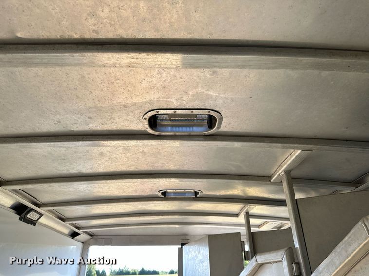 image for item NQ9423 2010 Universal Trailer ES-8410  horse trailer