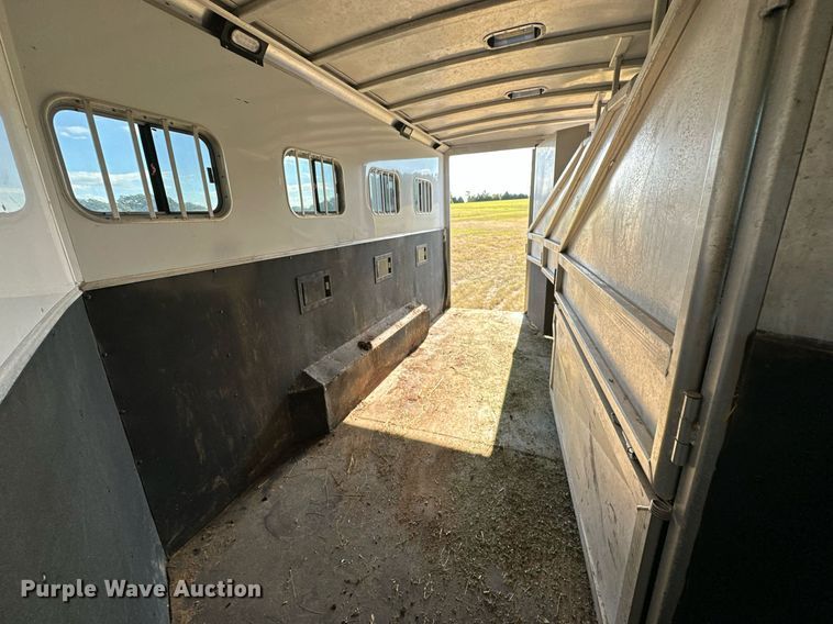 image for item NQ9423 2010 Universal Trailer ES-8410  horse trailer