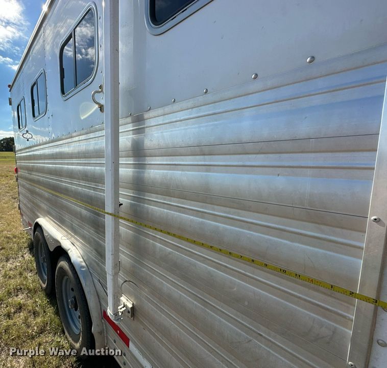 image for item NQ9423 2010 Universal Trailer ES-8410  horse trailer