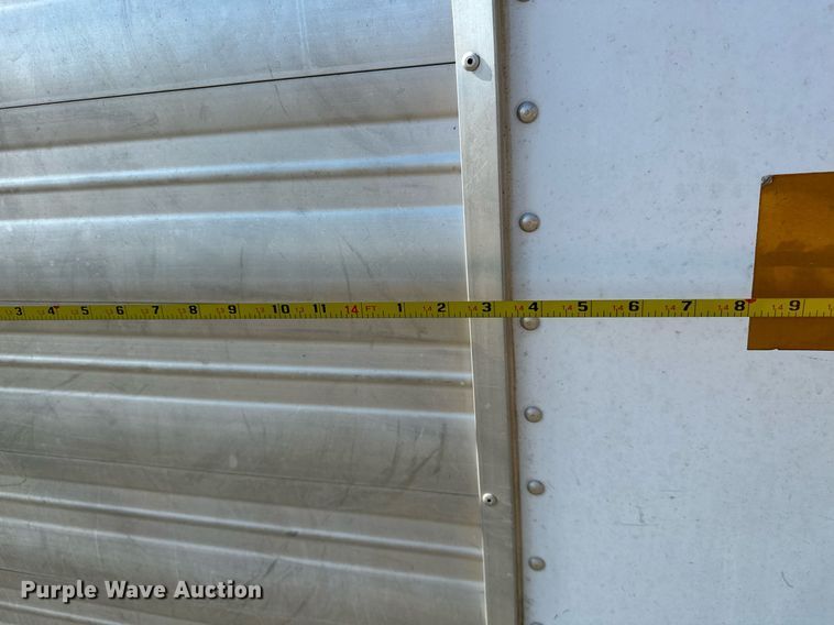 image for item NQ9423 2010 Universal Trailer ES-8410  horse trailer