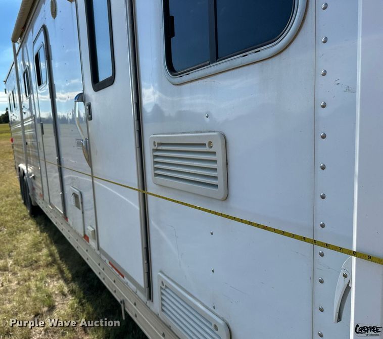 image for item NQ9423 2010 Universal Trailer ES-8410  horse trailer