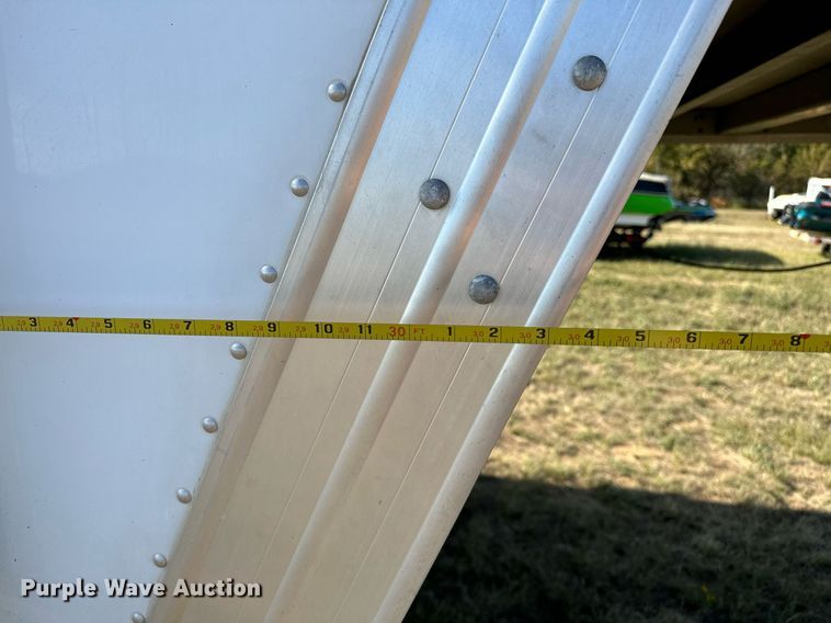 image for item NQ9423 2010 Universal Trailer ES-8410  horse trailer