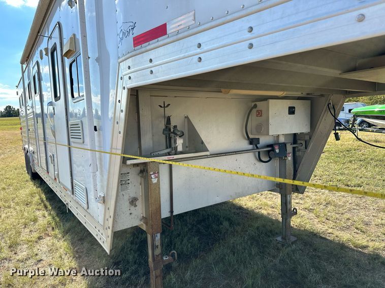 image for item NQ9423 2010 Universal Trailer ES-8410  horse trailer