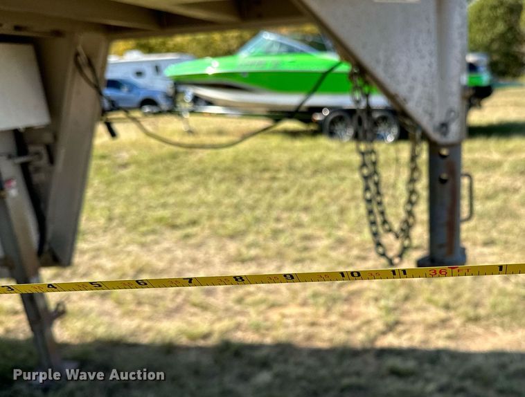 image for item NQ9423 2010 Universal Trailer ES-8410  horse trailer