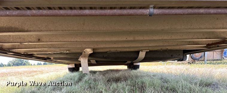 image for item NQ9423 2010 Universal Trailer ES-8410  horse trailer