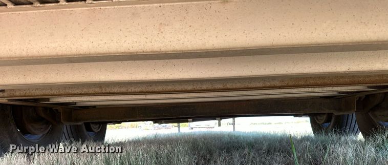 image for item NQ9423 2010 Universal Trailer ES-8410  horse trailer