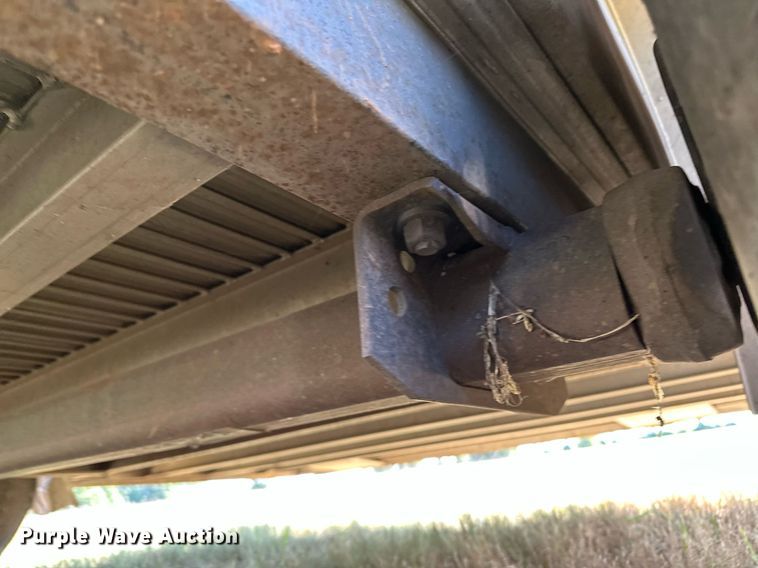 image for item NQ9423 2010 Universal Trailer ES-8410  horse trailer