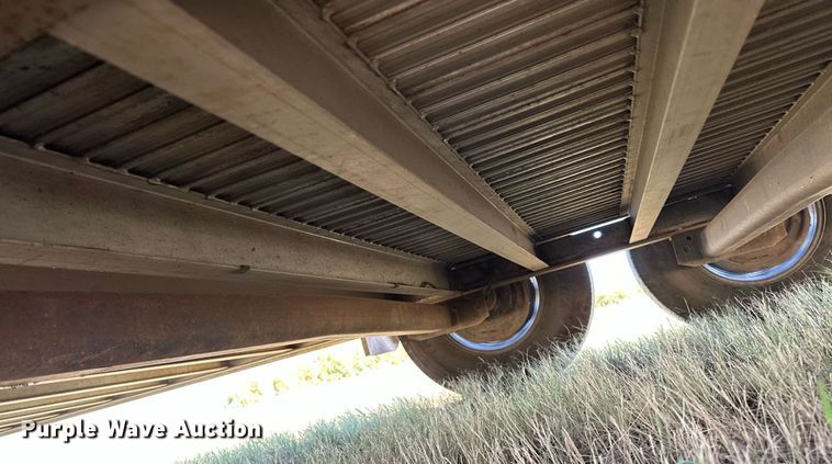 image for item NQ9423 2010 Universal Trailer ES-8410  horse trailer