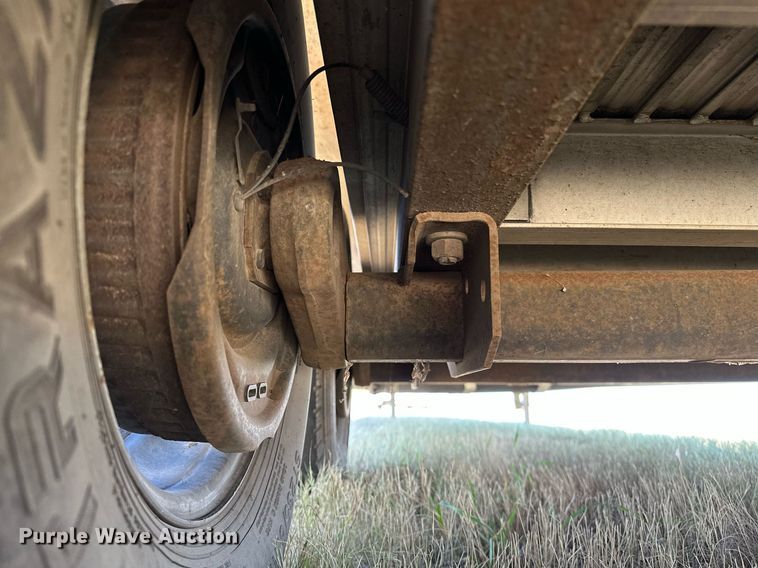 image for item NQ9423 2010 Universal Trailer ES-8410  horse trailer