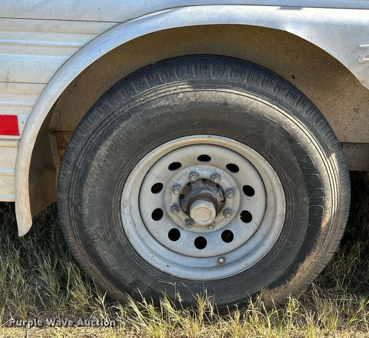 image for item NQ9423 2010 Universal Trailer ES-8410  horse trailer