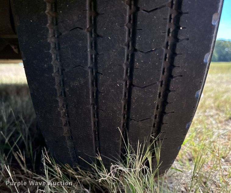 image for item NQ9423 2010 Universal Trailer ES-8410  horse trailer