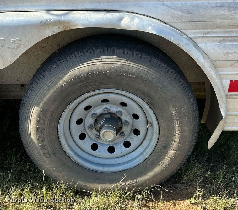 image for item NQ9423 2010 Universal Trailer ES-8410  horse trailer