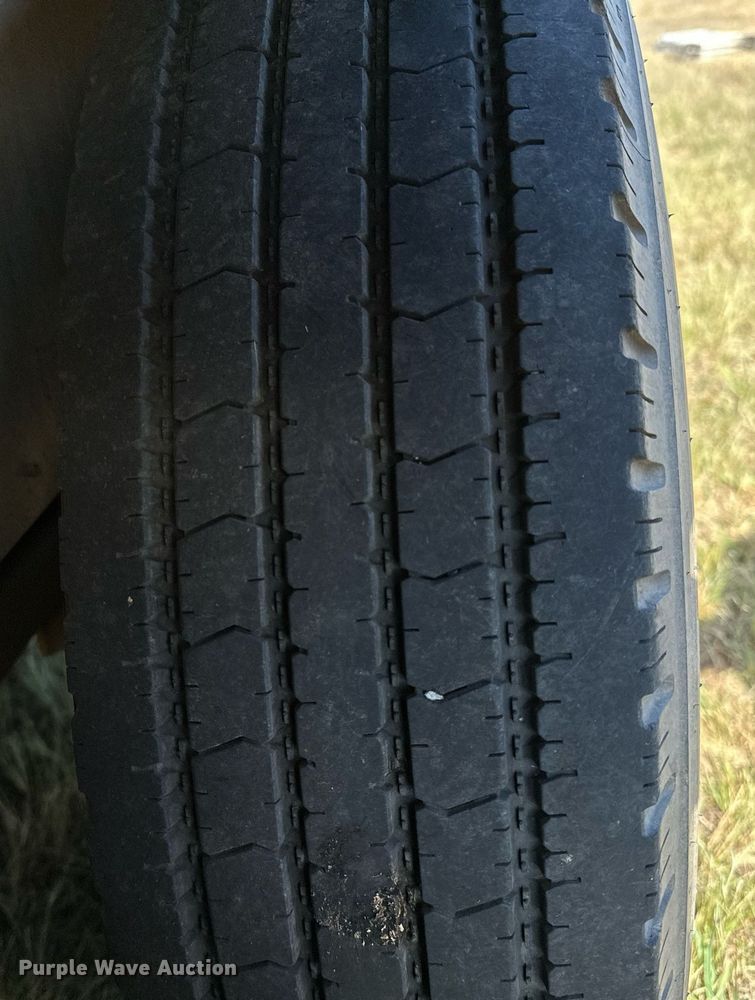 image for item NQ9423 2010 Universal Trailer ES-8410  horse trailer