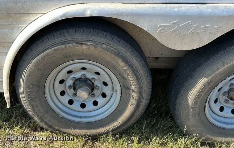 image for item NQ9423 2010 Universal Trailer ES-8410  horse trailer