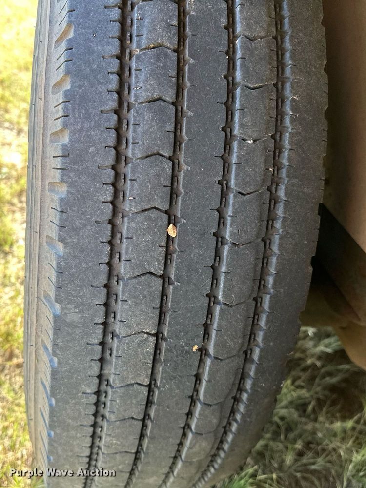 image for item NQ9423 2010 Universal Trailer ES-8410  horse trailer