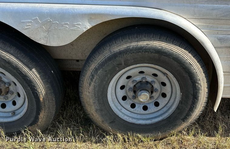 image for item NQ9423 2010 Universal Trailer ES-8410  horse trailer