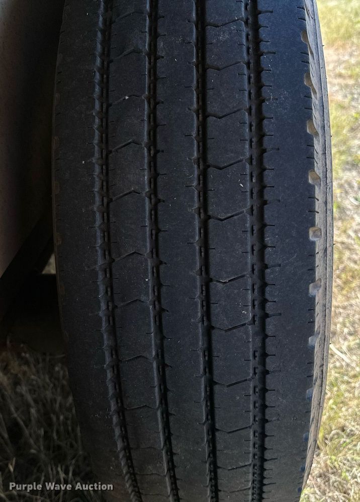 image for item NQ9423 2010 Universal Trailer ES-8410  horse trailer