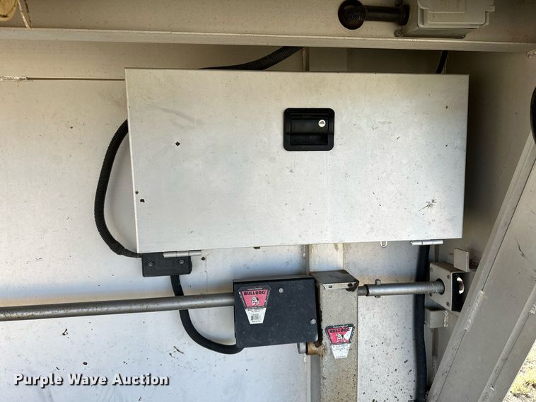 image for item NQ9423 2010 Universal Trailer ES-8410  horse trailer