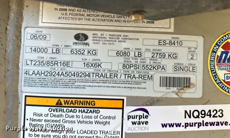 image for item NQ9423 2010 Universal Trailer ES-8410  horse trailer