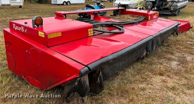 image for item NQ9485 2018 Massey Ferguson RazorBar  disc windrower head