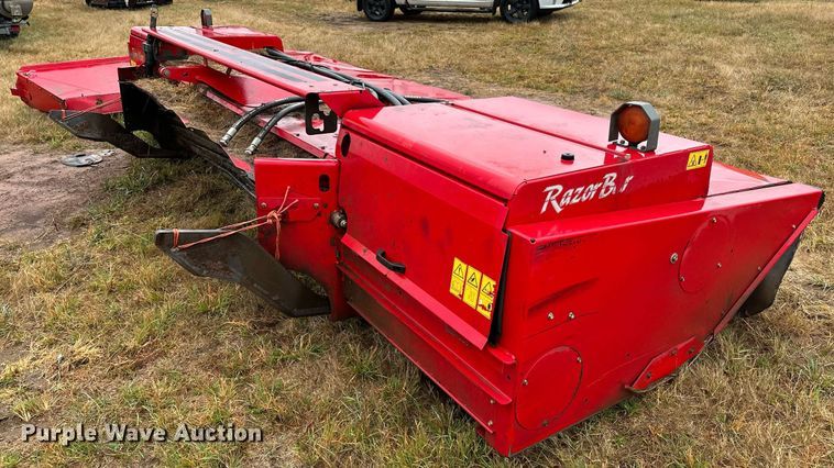 image for item NQ9485 2018 Massey Ferguson RazorBar  disc windrower head