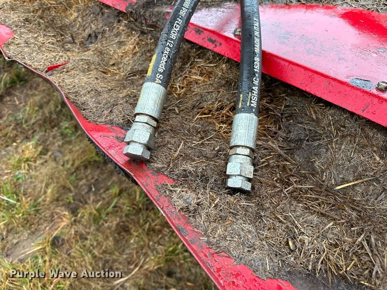 image for item NQ9485 2018 Massey Ferguson RazorBar  disc windrower head