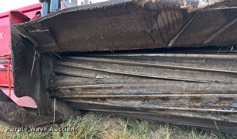 image for item NQ9485 2018 Massey Ferguson RazorBar  disc windrower head